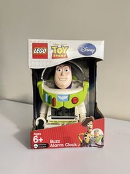 款絕版的 LEGO 樂高玩具總動員巴斯光年人偶數位鬧鐘 (型號 9002748)，設計上與一般常規的樂高人偶鬧鐘不同，所有的設定按鈕並非位於背部（因為背部裝有噴射背包），而是巧妙地隱藏在巴斯光年胸前的