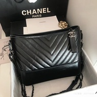 Chanel • 經典Gabrielle So Black全黑山形紋牛皮流浪包 中號 🈶保卡