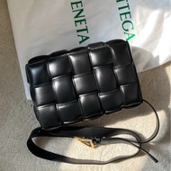 時尚寵兒😍Bv casstte黑金編織枕頭包泡芙包單肩斜挎側背包