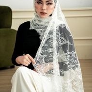 KASHKHA SFC FRNCH LACE ALLOVR STN WRK Hijab Cantik dengan Renda Elegan untuk Kegunaan Harian