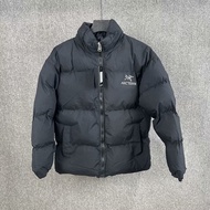 Arcteryx Thicken 2024 Winter Down Cotton Jacket ยืนคอเย็บปักถักร้อยชายและหญิง Bread Coat เหมือนกันกั