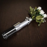 受盧克光劍劍柄啟發的婚禮花束架