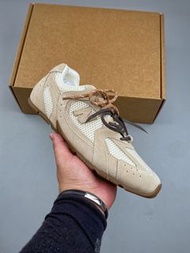 💰 630 頂級禮盒版本 Miu Miu繆繆 x New Balance NB530 銀色聯名復古運動休閒阿甘德訓鞋 原版開發從經典NB530運動鞋中汲取靈感推出了自己的迭代版本530SL。仿舊的布料