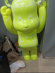 這是一隻螢光黃色的 MSGM x BE@RBRICK 1000% 聯名公仔，是 2022 年澳門限定的款