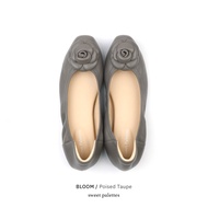 Sweet Palettes รองเท้าหนังแกะ Bloom Poised Taupe