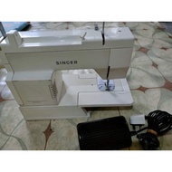 Sewing Machine portable Singer Brand