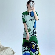 ใหม่ Issey Miyake อัดพลีท2024ฤดูร้อนชุดยาวเร้าอารมณ์การ์ตูนแขนสั้นพิมพ์ลายแฟชั่นสำหรับผู้หญิงของแท้ท