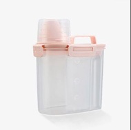 日式儲糧桶 加厚四卡扣 儲米桶飼料桶 防潮罐 寵物飼料桶 保鮮盒-粉色1.5L