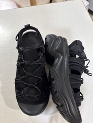 Puma 黑色厚底涼鞋