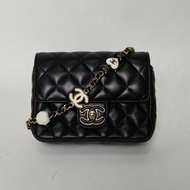 CHANEL 23PCF口蓋包17黑色羊皮晶片開琺瑯扣琺瑯愛心皮穿鏈肩背包