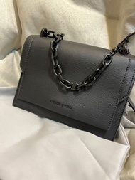 Charles & Keith 鍊條掀蓋斜背包-BLACK