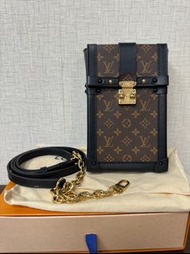 【精選流當品】 LV 原花紋手機盒包/斜背包 VERTICAL TRUNK POCHETTE M63913 情人節 年度爆款 限時優惠