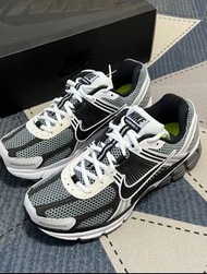 🎇全新正貨Nike Air Zoom Vomero 5 SE SP 圓頭舒適 網布織物 減震防滑 低幫跑步鞋 男女同款 黑白