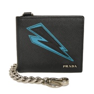 二手 Prada Saffiano 皮革迷你鏈條錢包，閃電圖案，藍色鑰匙扣，可作鈔票夾、卡包、零錢包，金屬 Logo，黑色，對折錢包，2MO513