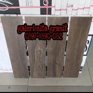 granit 15x60 mahogani motif kayu tekstur DOF bay GRANITO