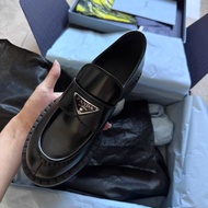 XIANNIWEI | รองเท้าหนังหุ้มส้นสูงส้นหนา โลโก้รูปสามเหลี่ยม สำหรับผู้หญิง