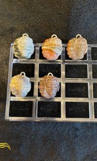 《港幣$380/個》阿拉善瑪瑙玉化彩虹美人魚貝殼吊墜