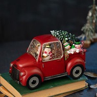 內地直送 - 聖誕佳節必備浪漫裝飾擺件來襲 精緻紅色卡車造型 搭配閃耀聖誕樹 復古老爺車元素添韻味 音樂盒飄雪水晶球八音盒三合一 輕搖即飄雪 伴隨悠揚旋律 營造夢幻聖誕氛圍 為節日增添溫馨歡樂氣息