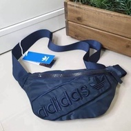 Adidas Waist Bag กระเป๋าคาดอก/คาดเอว เป็นอีกรุ่นที่ยอดนิยมมากๆ ค่ะ ด้านหน้าปักชื่อแบรนด์ลายนูน เปิดปิดด้วยซิปยาว ตัวจับซิปปั๊มโลโก้แบรนด์