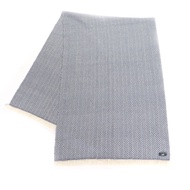 正品全新愛馬仕（HERMES）100%羊絨圍巾，附流蘇和品牌標籤。人字紋圖案。藍白相間的大披肩。附盒子。