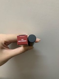 Mac 黑魔杖M.A.C最新極致絲霧幼管唇膏 Powder Kiss Velvet Blur Slim Stick 極致絲霧幼管唇膏首次換上奢華細長管磨砂外殼包裝 時尚金屬鑲邊盡顯高訂感 猶如塗上潤唇