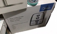 Midea 美的 2.5公升免油健炸寶 (型號 MF20B) 是一款功率達 1500W 的座台式空氣炸鍋。