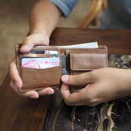 Charin Bag - Paul : กระเป๋าสตางค์ใบพับชาย มีที่ใส่เหรียญ หนังวัวนุ่มสัมผัสดี