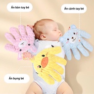 Self-clapping hand pillow lulls baby to sleep to help prevent startling (with control)