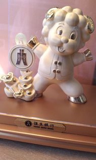 恒生銀行 Hang Seng Bank 大型<金羊>擺設  just gold 鎮金店 製造 300%全新品 從未開啟展示過 封存原裝透明箱+展示台+原裝銀行金色絹布禮盒+原裝銀行手抽袋