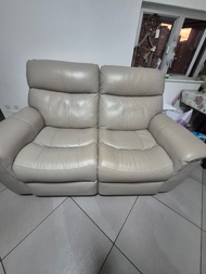 # 包送貨 芝華仕兩座位電動梳化