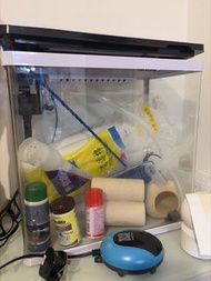 小型魚缸全套＆包含濾水器氧氣泵清潔劑魚糧小飾品