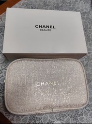 小香家 Chanel 2023年聖誕米白金蔥化妝包 手拿包 可改裝 斷捨離」，