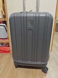 "Hedgren" 海洛林20吋灰色行李箱,
＃靜音高品質360萬向輪,
＃PC材料抗刮,耐用,輕巧易控制,兩段式拉桿,
＃TSA海關密碼鎖,便利前揭式電腦格,
＃Size:230x350mm x高5