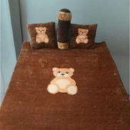 Kasur Karpet Bulu Motif Karakter Terbaru Ukuran 165x120 dengan Bonus Bantal dan Guling Ukuran Kecil 