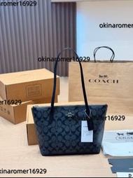 COACH Zip Top 托特包，經典 Signature 塗層帆布 + 淺藍皮革肩帶