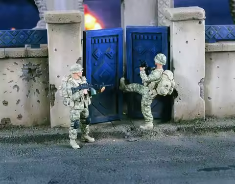 1/35 model kit resin kit Kicking in Doors Iraq (2 Figures)