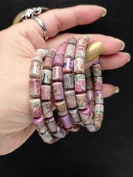 粉舒俱萊桶珠手鍊7mm18.6g手圍17cmHK＄225(1條)不挑🙏對癌症、腫瘤等，具有保健的效益。 有助於平衡暴怒、憂鬱、沮喪、悲哀等極端情緒，並淨化身體負能量，恢復平衡健康。 使人處事更加圓融，