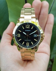 นาฬิกา CASIO รุ่น MTP-V004G-1B นาฬิกาผู้ชาย สายสแตนเลสสีทอง หน้าปัดดำ -ของแท้ 100% รับประกันสินค้า 1 ปีเต็ม