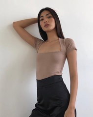 Rush Official Cassis T-Shirt เสื้อแขนสั้นคอเหลี่ยม