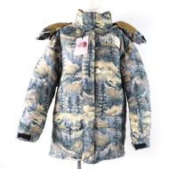 全新未使用 GUCCI x THE NORTH FACE 2021-2022 秋冬系列 663921。這款寬鬆的森林印花連帽羽絨外套為綠色，並附有衣架。正品。