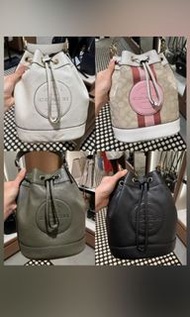 【 coach  大logo 抽繩水桶手袋】$1299 Dempsey Bucket Bag