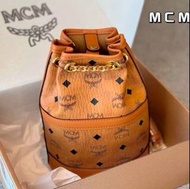 💞現貨  MCM 印花鏈條手提雙肩水桶包 腋下包 單肩包 斜挎包 手拿包 通勤 休閒