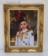 กรอบหลุยส์ทองพระราชินีสุทิดา ภาพเคลือบฟีล์มเย็นลามิเนต สินค้ามีลิขสิทธิ์ห้ามลอกเลียนแบบ ใส่กรอบหลุยส์ ขนาดรวมกรอบ21X26 นิ้ว