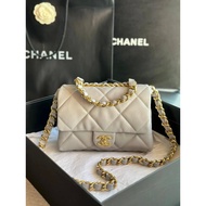 CH ANEL 2023 Early Spring New Style 22 B Flap Pillow Bag Lazy Fashion CeilingThe Thick Chain of This