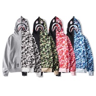 BAPE BAPE เสื้อคาร์ดิแกนแบบปะลายพรางเสื้อแจ็คเก็ตผู้ชายมีฮูดและหญิงเสื้อฮิปฮอปทรงหลวมสไตล์ฤดูใบไม้ร่