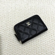 CHANEL - 黑色荔枝皮金釦拉鍊零錢卡包