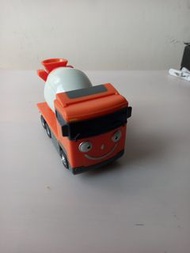 這是來自《小巴士太友》（Tayo the Little Bus）的克里斯（Chris）水泥攪拌車玩具。 [1, 2]