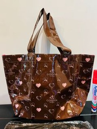 (2149) 2011年產品全新日本GODIVA Chocolatier 罕有咖啡色心心手挽袋有內㗎裏面是紅色,質地是膠質或水手工精細,約高20x 濶30x 深11cm,清貨平售