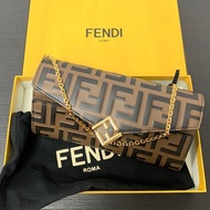 新款Fendi FF Diamonds WOC 附鏈長款皮夾 棕色和黑色FF皮革皮夾