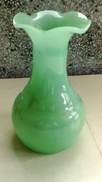台灣早期玻璃藝術~翠綠花瓶~早期底部斷臍~台灣製